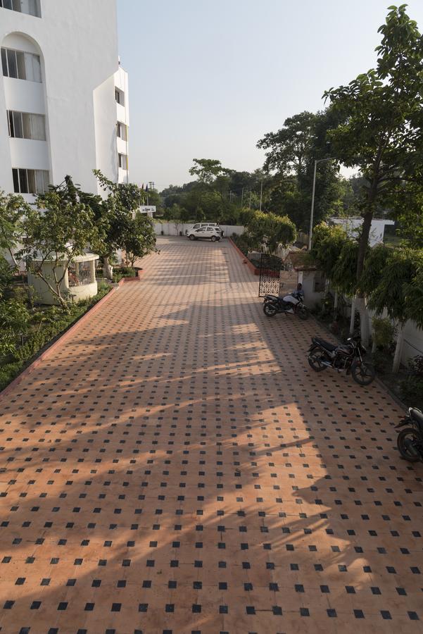 Rajhans Hotel & Resort Phalta Room photo