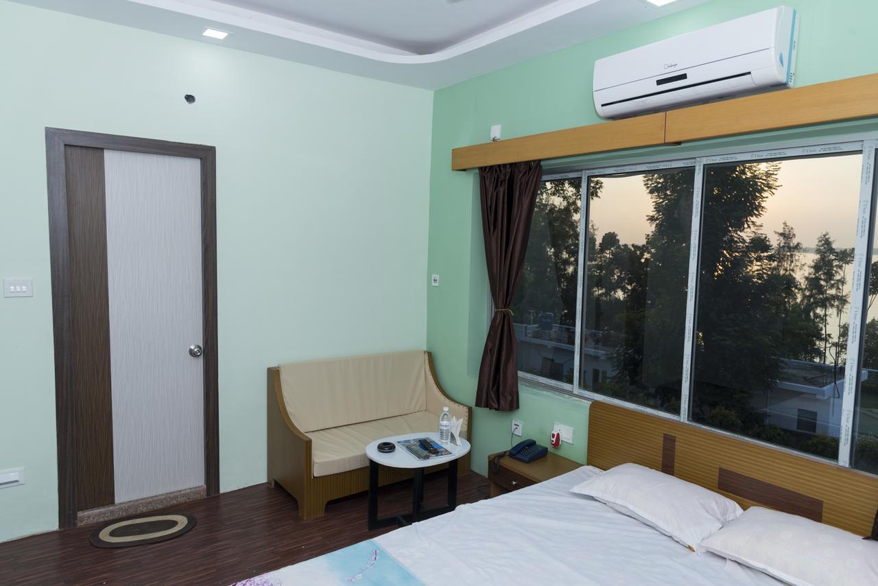 Rajhans Hotel & Resort Phalta Room photo