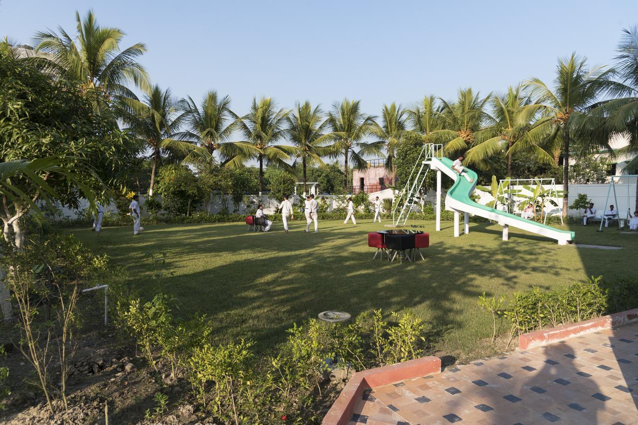 Rajhans Hotel & Resort Phalta Room photo
