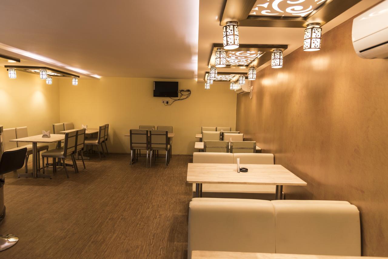Rajhans Hotel & Resort Phalta Room photo