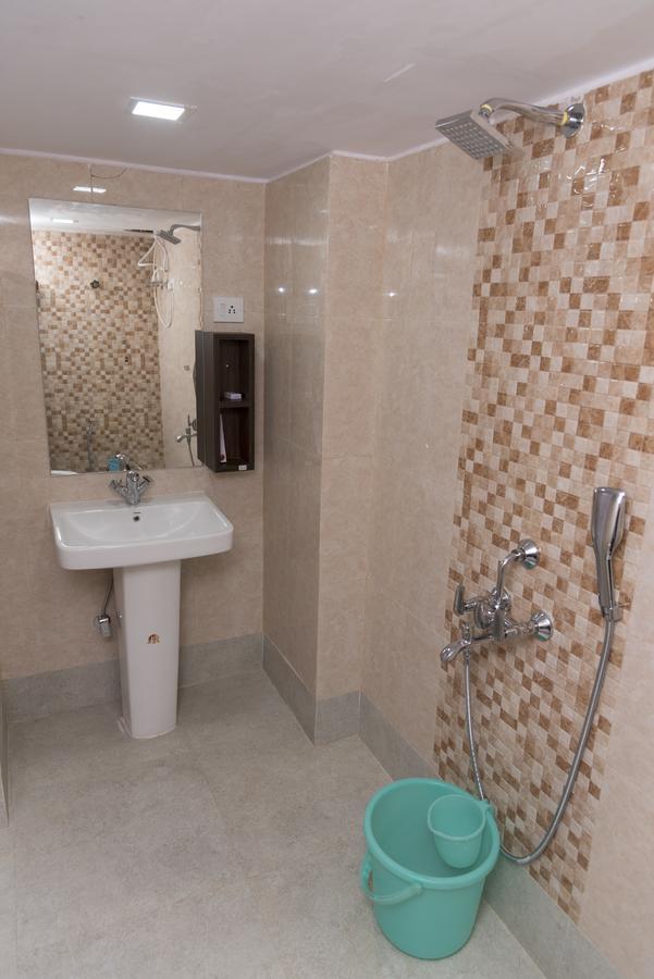 Rajhans Hotel & Resort Phalta Room photo