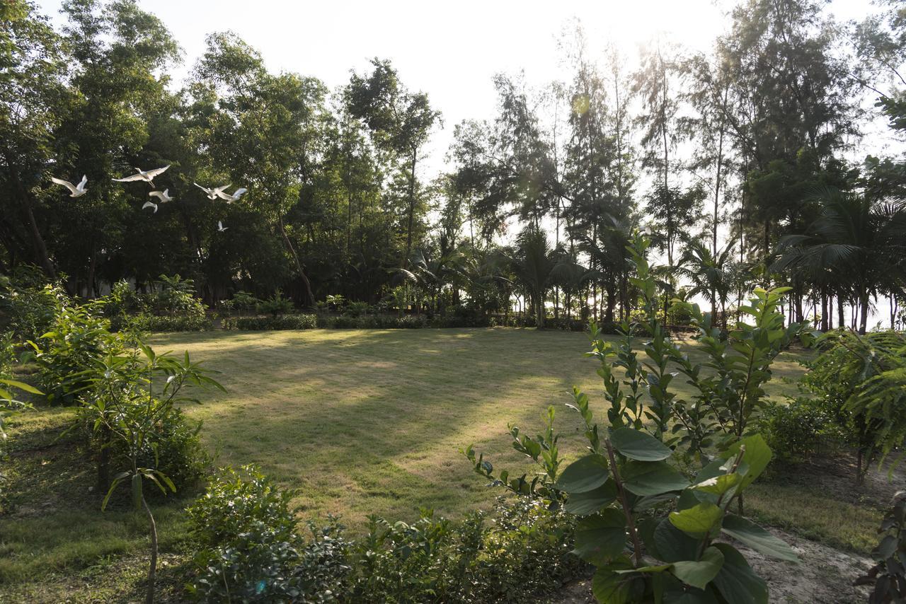 Rajhans Hotel & Resort Phalta Room photo