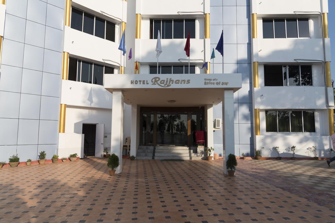 Rajhans Hotel & Resort Phalta Room photo