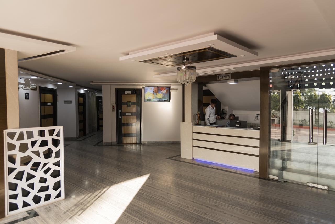 Rajhans Hotel & Resort Phalta Room photo