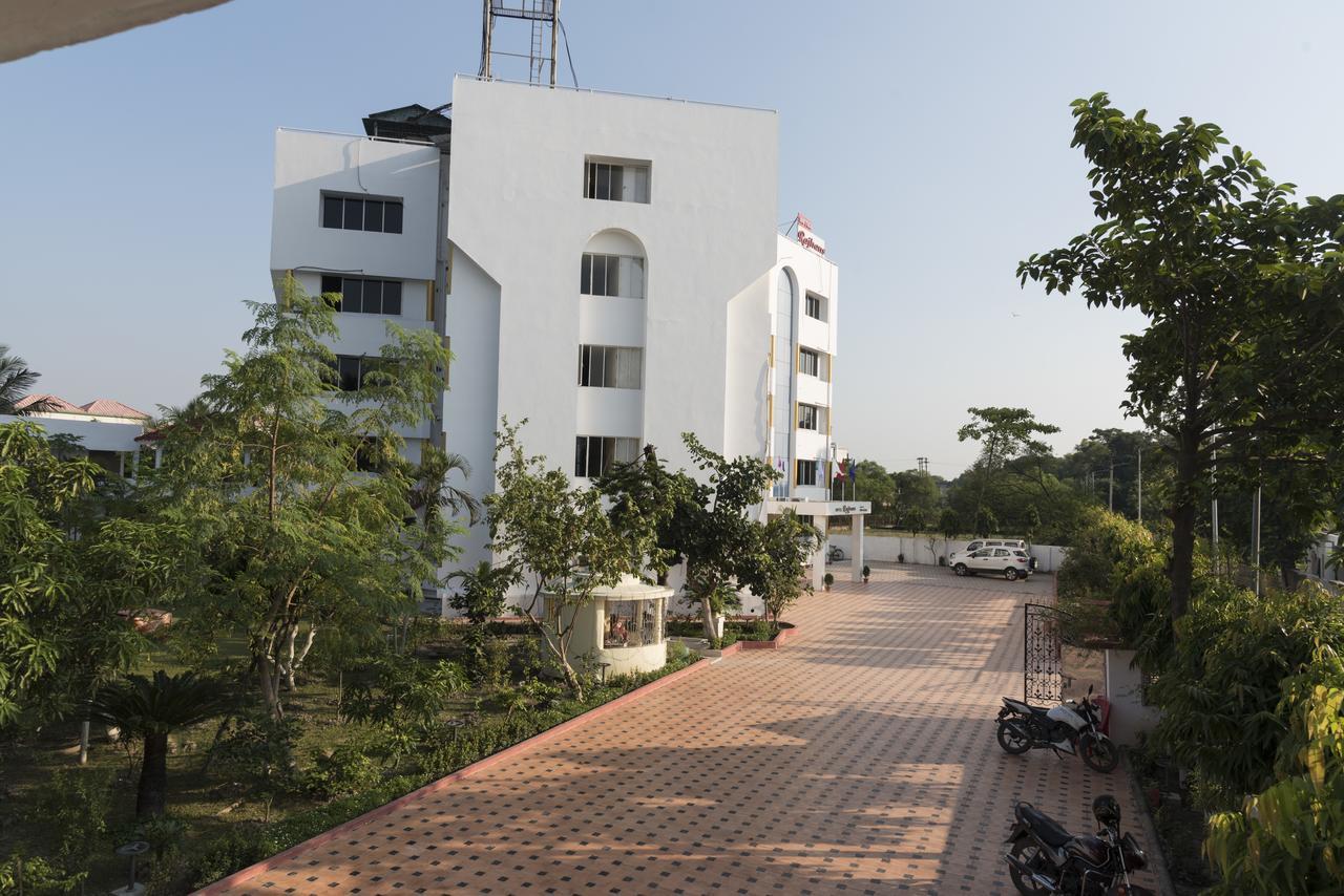 Rajhans Hotel & Resort Phalta Room photo