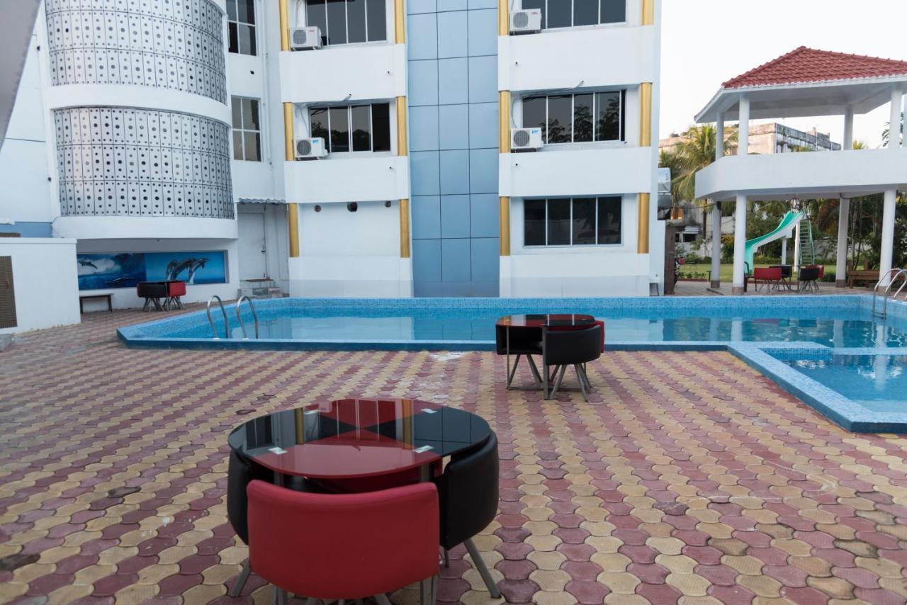Rajhans Hotel & Resort Phalta Room photo