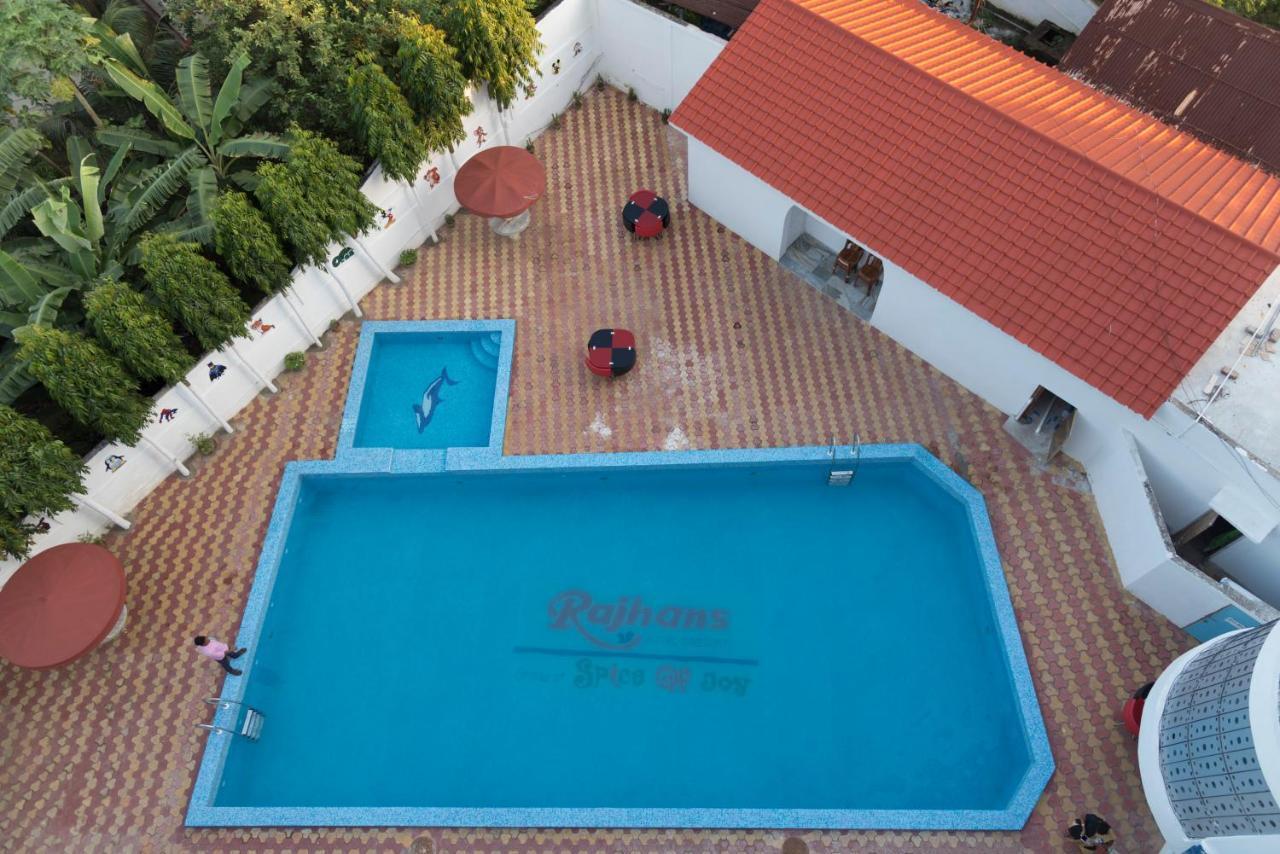 Rajhans Hotel & Resort Phalta Room photo